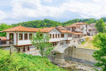 Картина, която съдържа трева, сграда, открито, къща